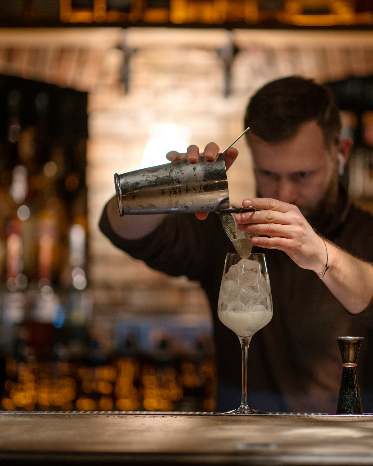 Bartenders — mãos trabalhando no bar à noite