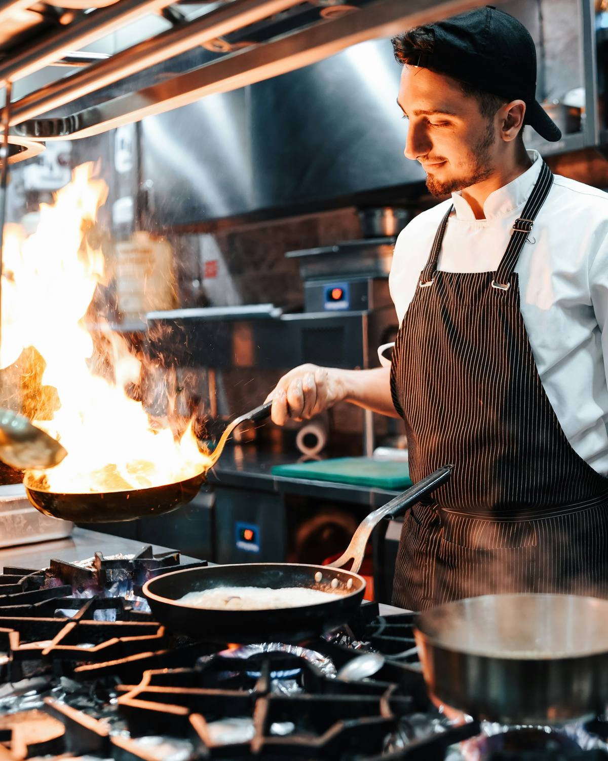 Cozinheiros — uma linha de cozinha em operação